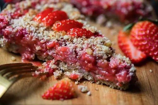 Keto strawberry rhubarb crumble slice