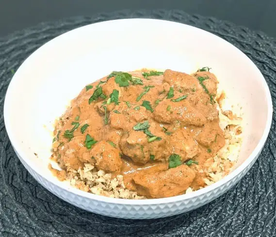 keto butter chicken in a white bowl