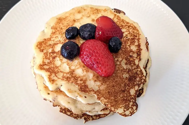 keto cottage cheese pancakes with blueberries and strawberries